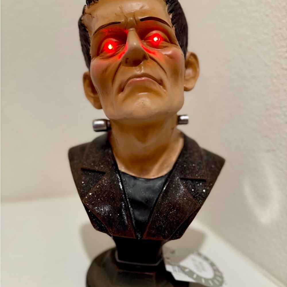 Frankenstein Bust with Red LED Eyes - Picture 2 of 8